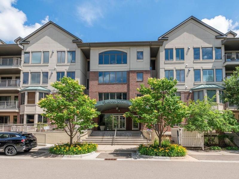 5225 Grandview Square