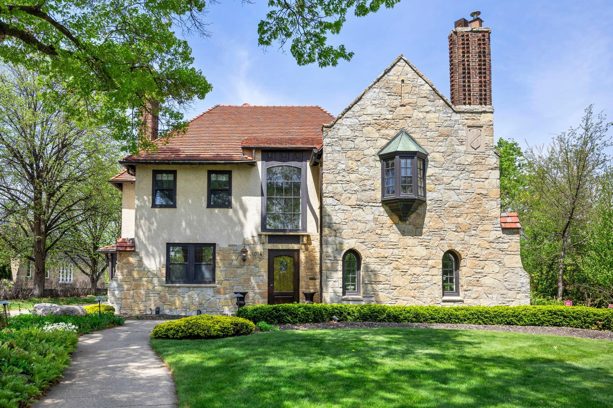 1014 Mount Curve Avenue