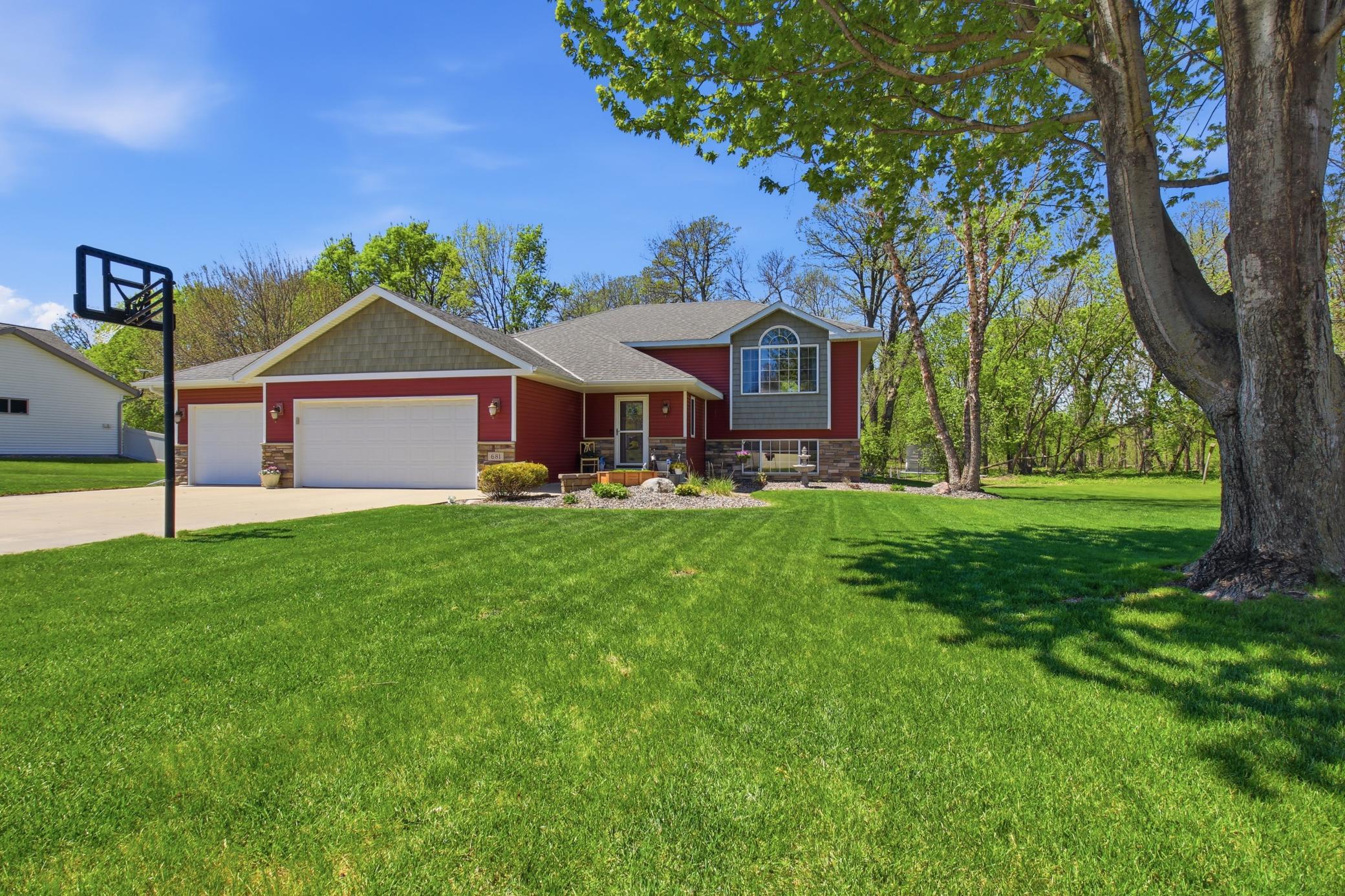 681 W River Drive, New London, MN