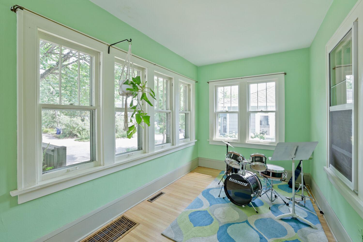 150 Stevens Street W