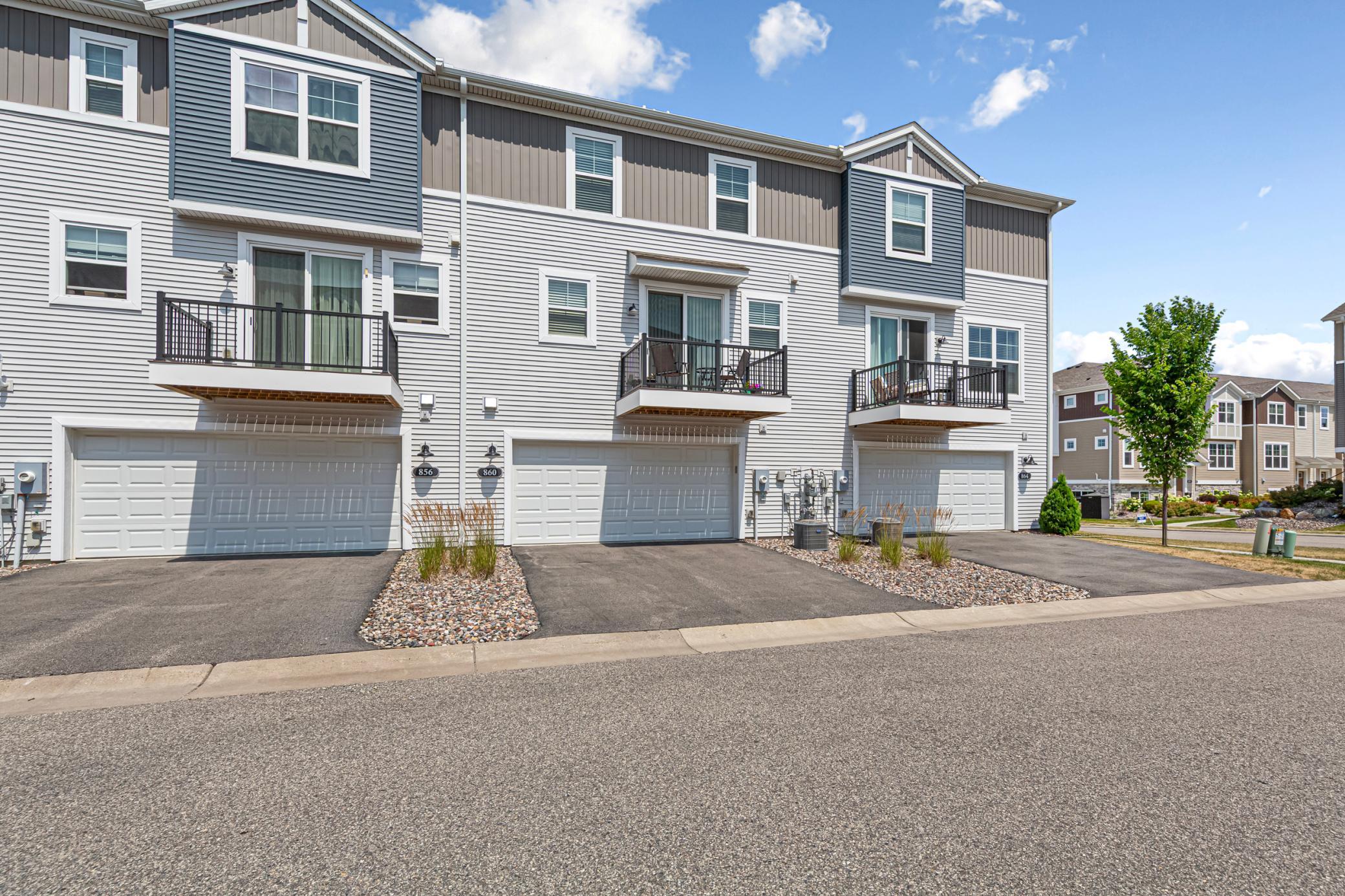 860 Roselyn Drive