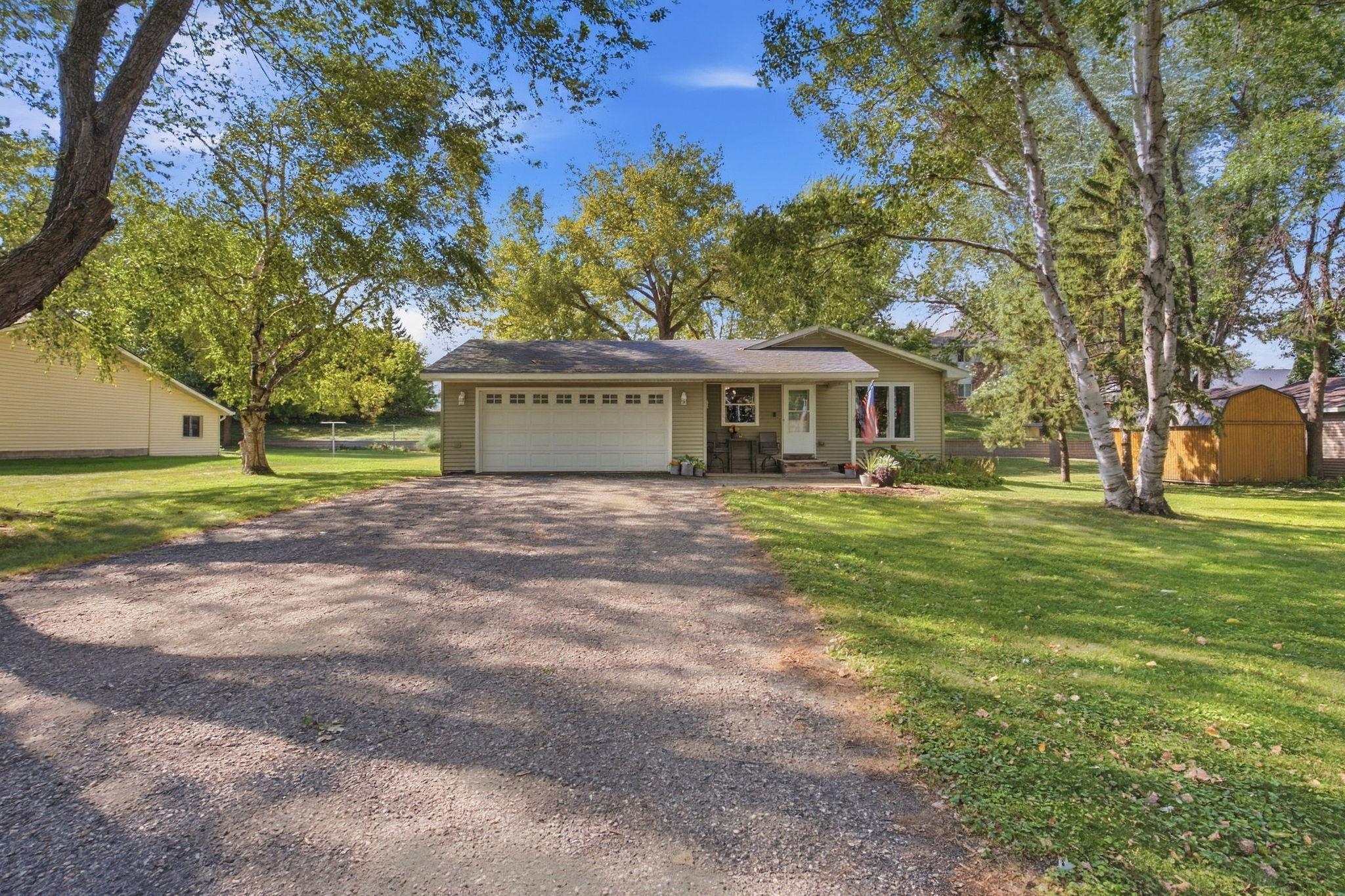 210 Lakeview Drive, Spicer, MN